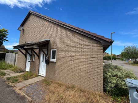 Bracken Close, Carterton, Oxfordshire, OX18 1TQ